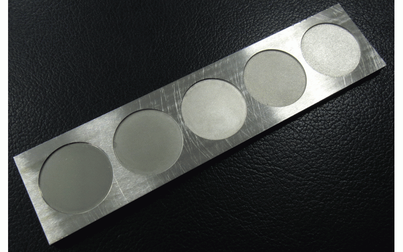 鏡面火花機的樣板， 左側(cè)的鏡面， 右側(cè)的粗紋