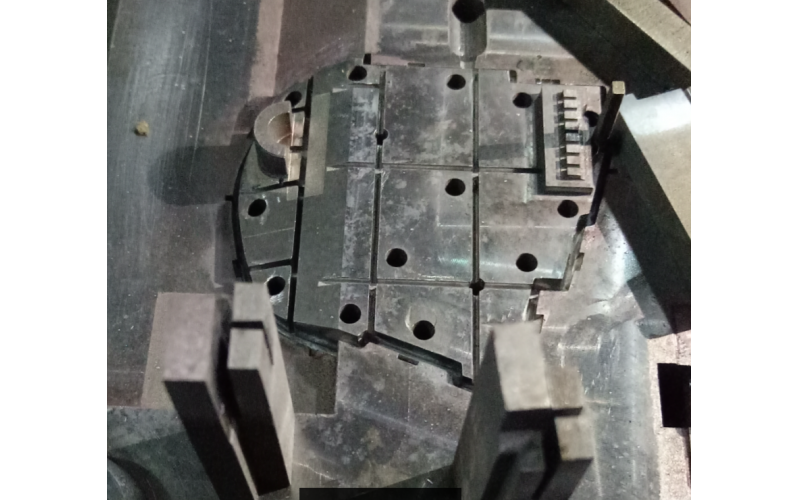 骨位多的模具， 務(wù)必要多下扁頂， 才能頂出平衡，深圳市模具廠經(jīng)驗記錄