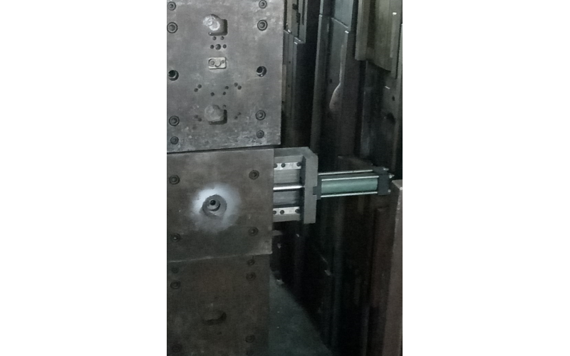 模具廠手上的油缸，原理簡單，使用方便，便于使用！